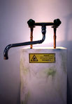 Brandgefahr  (Keine offene Flamme bei laufendem Wasser) / Wasserhahn, Kupferrohr, Metallschild, Sockel MDF