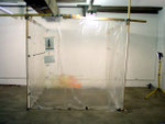Ort eines Geschehens / Gemeinschaftsprojekt Annette Mewes-Thoms und Karl Lindenthal - Bundesakademie für kult. Bildung bei Prof. Rolf Thiele - 2006  / Plastikfolie, Acrylfarbe, Papier, Holzlatten, Klebeband