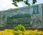 lauter kleine Fotografien zusammen gefügt zu diesem Bild an der Hauswand