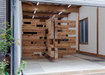《squared timber No.2》2014年／milkyeast／杉角材／240×240×168 cm