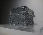 《堆積する境界》2011年／土方朋子×市川裕司 展・銀座ギャラリー女子美アルミ箔、樹脂膠／15×15×12 cm／所蔵：賛美小舍：上田國昭＋克子　　《PILE OF BORDER》2011／“Tomoko Hijikata and Yuji Ichikawa” Ginza Gallery Josibi,Tokyo／Aluminum leaf, Resin glue／15.0×15.0×12.0 cm／Owned by "Sanbi Shousha" Kuniaki Ueda＋Katsuko Ueda