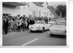 Lehe empfängt seinen Deutschen Jugendmeister 1967 Aufnahme vor dem Haus Bodewald in Lunden, daneben links das Haus von Blumen Hinrichs