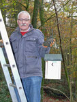 Unser Erfolgsmodell. Seit 2010 bevorzugen wir Naturholzkästen mit einer leicht zu öffnenden Vorderwand. Das erleichtert die Reinigung.   Foto: Josef Taphorn