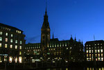 Das Hamburger Rathaus mit Venus am frühen Abend