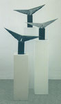 Fliegen!, 1994/1997, eingefärbtes Papiermaché, Draht, Holz, Höhe je ca. 37 cm