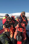 Mit Arctic Suits ausgerüstet fahren wir mit dem Boot zum schwimmenden Hide