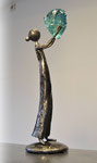 "Frau im Glück", Stahl geschmiedet, geschweißt, gebürstet, konserviert, bearbeitetes Rohglas, 53 cm hoch, 3,5 kg schwer.   390,00 €