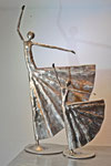 "Die Tänzerin 3.2025", Stahl geschmiedet, geschweißt, mit härtendem Metallöl konserviert, 83 cm hoch, 6,2 kg schwer, 560,00 €.  Die "Tänzerin 2", 43 cm hoch, 2,6 kg schwer, 290,00 €