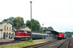 Während der Bergstadtexpress (links) im Bahnhof Nossen noch auf seine Abfahrtszeit zu warten hat, fährt der Sonderzug nach Ziegenhain (rechts) gerade aus Nossen aus, 23. Juni 2018. Foto: Archiv Bergstadtexpress