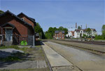 In das bis dahin verwilderte Güterschuppengleis 1 des Bahnhofs Brand-Erbisdorf wurden 2017 neue Bahnübergangsplatten eingelegt. Am 22. Mai 2017 waren diese Arbeiten abgeschlossen. Foto: Archiv Bergstadtexpress