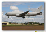 Boeing KC-767J  immatriculé 07-3604 à l'atterrissage