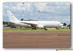 Boeing KC-767J  immatriculé 07-3604 au roulage