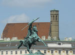 Reiterstatue am Heldenplatz mit Minoritenkirche