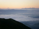 2010年8月5日の夜明け　雲海の向こうに富士山を望む