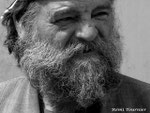 Une barbe lui était poussée dans la nuit...