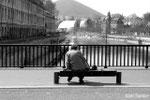 Sur le vieux pont Battant, elle regarde couler sa vie....
