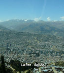 La Paz-au fond, les sommets enneigés de l'Illimani(6402m)