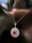Ptパパラチャサファイア・ダイヤペD：0.70ct　大きさ：縦：2.5cm　幅：1.68cm　地金重量：2.698g　45cmスライド式チェーン付(1.63g)　¥470,000（税込）