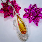K18WGシトリン・ダイヤペンダント　S：6.67ct　D：0.67ct　トップ：￥264,000（税込）　チェーン：￥31,000（税込）