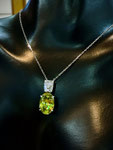 Ptスフェーン・ダイヤペンダント　S：3.96ct（オーバルミッ　クスカット）　D：0.20ct　地金重量：1.978g　45cmスライド式チェーン付　¥550,000（税込）