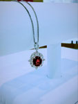 Ptレッドスピネル・ダイヤペンダント　S：0.739ct　D：0.30ct　地金重量：2.45g　トップ大きさ　縦：1.7cm　幅：1cm　¥220,000（税込）