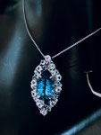 Ptブルートパーズ・アクワマリン・サファイア・ダイヤペンダント（コンケーブカット）BT：6.58ct　Ａ：1.38ct　S：0.18ct　D：0.04ct　縦：3.4cm　幅：1.67cm　45cmスライド式チェーン付　￥162,000（税込）