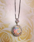 Ptオパール・ダイヤペンダント　Ｏ：1.53ct　Ｄ：0.86ct　トップ：2.2cm　￥323,000（税込）