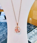 K18PGシェル・ダイヤペンダント（リーフモチーフ）D：0.04ct　45cmスライド式チェーン付　￥130,000（税込）