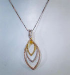 K18YG・WG・PGダイヤペンダント　トップ大きさ：約5.2cm×2cm（バチカン部分を含む）　トップ：￥340,000（税込）　チェーン：￥63,000（税込）