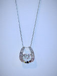 Pt950ダイヤペンダント（馬蹄・Ðancing) D：0.18ct・0.03ct　地金重量：0.99g  40cm小豆チェーン付（0.88g）　¥77,000（税込）