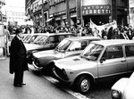 Roma, Marzo 1980 - Ex Ministro Mario Scelba osserva la manifestazione delle donne per l'8 marzo