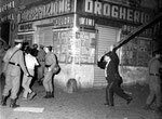 Roma, Giugno 1968 - Manifestanti inseguiti e pestati da un carabiniere con un enorme bastone