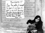 Roma, Dicembre 1974 - Cartello di denuncia sociale in inglese per turisti