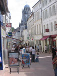 Saintes : Balade dans les rues piétonnes et vue sur la cathédrale..