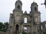 Saint-Jean-d'Angely : Les deux tours de l'abbatiale inachevée.
