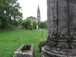 Fenioux : Vue sur l'église romane depuis le pied de la lanterne des morts.