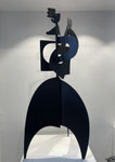 Sculpture en métal découpé d’Antonine de Saint Pierre représentant une figure stylisée et dynamique — œuvre contemporaine jouant sur l’équilibre, la lumière et la puissance du geste, Galerie Gabel.