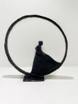 Sculpture en bronze de Sophie Hustin représentant une silhouette féminine stylisée dans un cercle, équilibre entre légèreté et force — œuvre poétique sur la grâce et le mouvement, Galerie Gabel.