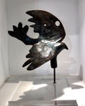 sculpture en bronze, oiseau ou colombe en vol