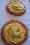 Tarte fine aux pommes en pâte à croissant caramélisée