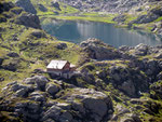 Capanna Leit con il suo lago dall'altro versante