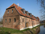 Remise mit Wassergraben
