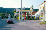 Tankstelle der AGIP (Azienda Generale Italiana Petroli), ein Unternehmen der ENI (Ente Nazionale Idrocarburi), Leopoldstraße 66, Innsbruck-Wilten. Farbdiapositiv 24 x 36 mm; © Johann G. Mairhofer 1990.  Inv.-Nr. dc135kd5001.1_02
