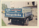 Bierlieferwagen des. "Bürgerbräu" (gegr. 1825, Betriebsschließung 2003)  im Brauereiareal in Innsbruck, Ing,-Etzel-Straße. 5-11. Farbpapierabzug 7,5 x 11cm, wohl Amateuraufnahme um 1965.  Inv.-Nr. vu7511fph0001