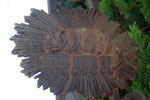 Croix entre les cyprès