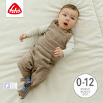 Baby liegen auf Decke mit Fehn Rasselsocken Otter 
