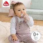Baby schmust mit Stabgreifling Flamingo aus der Lazy, Crazy & Pink Kollektion von Fehn