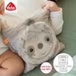 Baby hält Kirschkernkissen Faultier von Fehn in den Händen