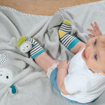 Baby mit Fehn Rasselsocken Katze Ayko