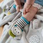 Baby mit Fehn Rasselsocken Katze Ayko